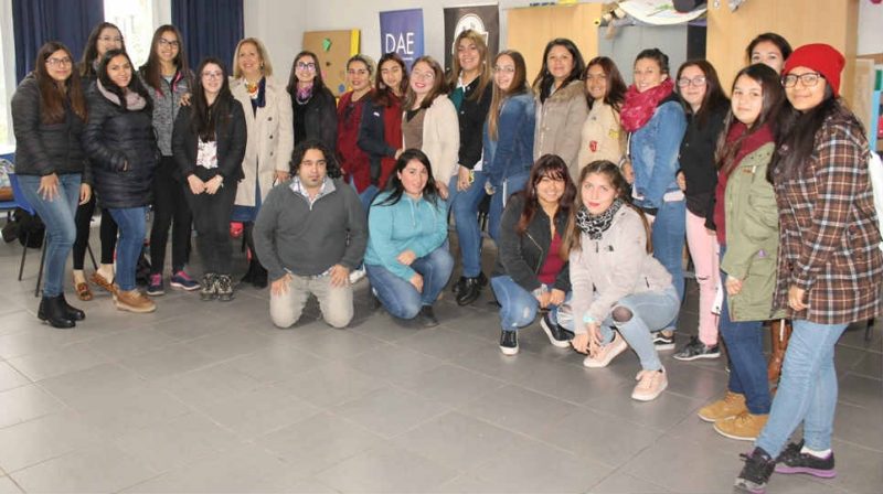 Jóvenes estudiantes de AIEP dialogan en torno al Sistema Elige Vivir Sano