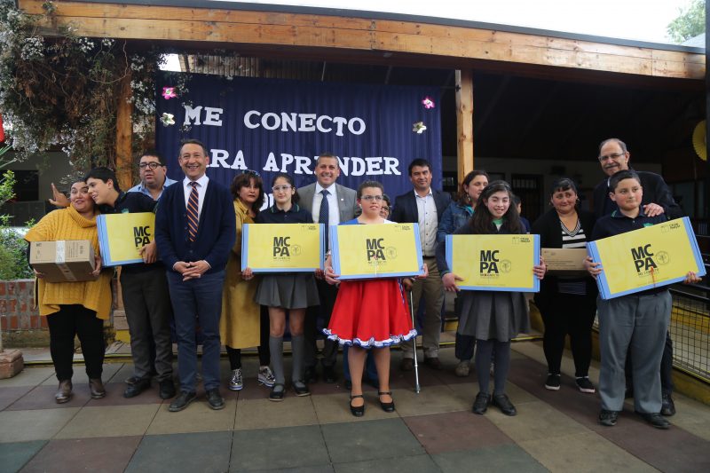 Intendente Masferrer entregó notebooks a alumnos de la escuela especial Juan Tachoire de Machalí