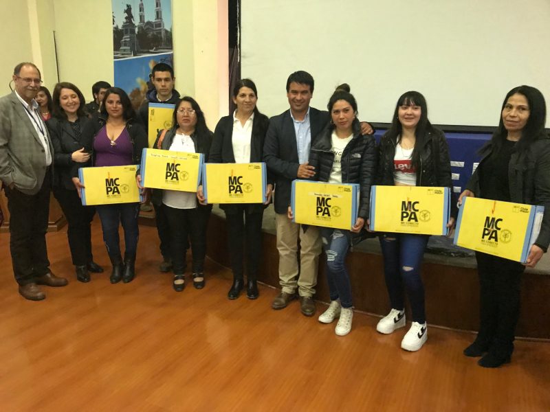 Estudiantes de 7° Básico modalidad adultos recibieron computadores del Mineduc