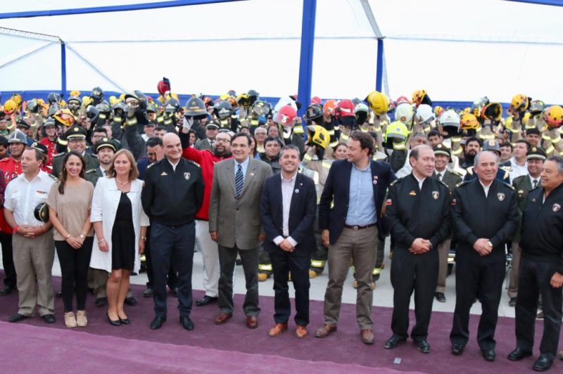 Entregan equipos de seguridad a bomberos de toda la región