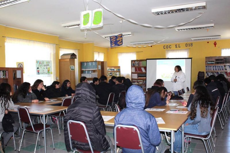 Estudiantes de enseñanza media dialogan sobre estilos de vida saludables