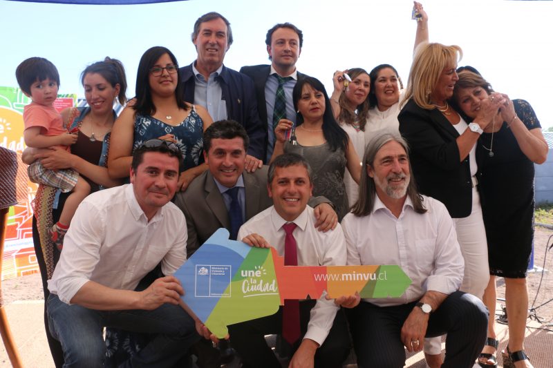 Familias de Chimbarongo reciben las llaves de su casa propia