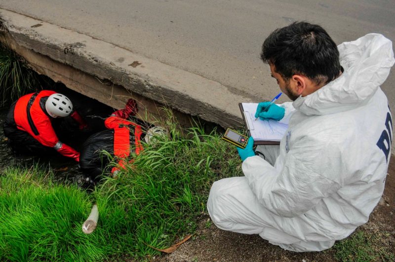 Encuentran el cuerpo sin vida de un hombre al interior de un canal