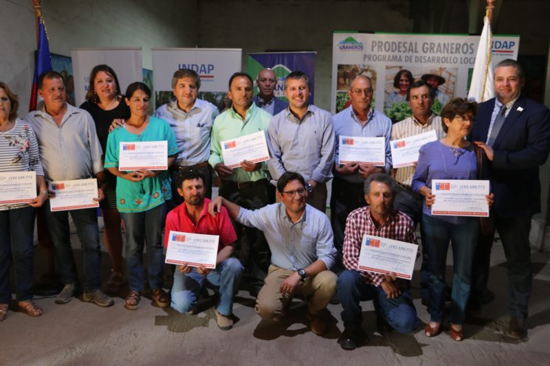 Pequeños agricultores de Machalí y otras cinco comunas reciben ayuda económica tras verse afectados por granizada Pequeños agricultores de Machalí y otras cinco comunas reciben ayuda económica tras verse afectados por granizada