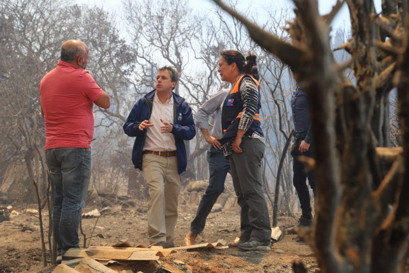 Intendente Masferrer lidera el trabajo en terreno en el combate a incendio forestal que afecta a la comuna de Navidad
