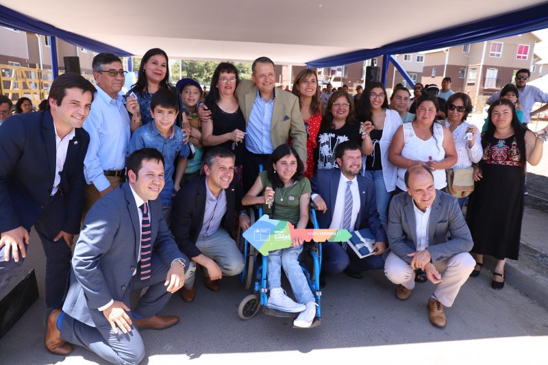 Intendente Masferrer y Ministro de Vivienda entregan su casa propia a 150 familias de Mostazal