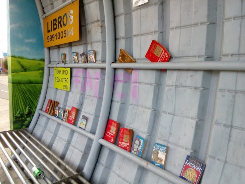 Machalí: paraderos de micro aparecen con iniciativa de intercambio de libros