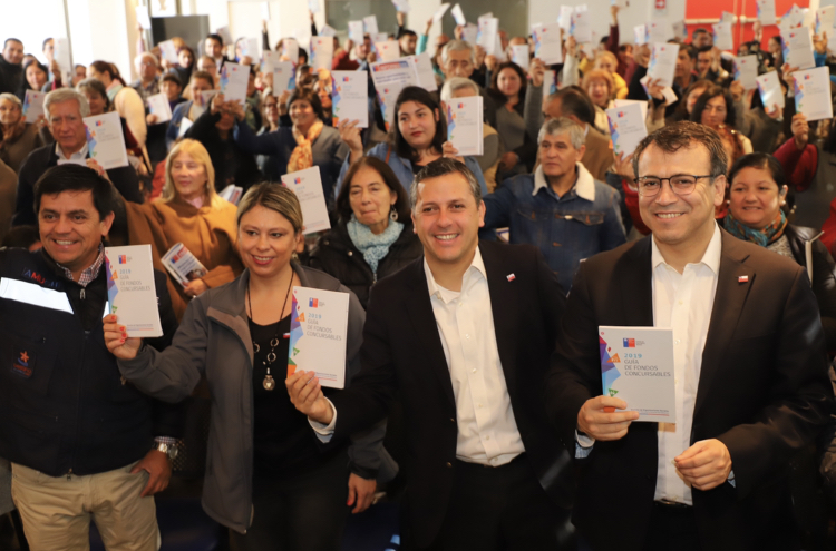 Santa Cruz: Intendente Masferrer y Subsecretario de Gobierno lideran entrega de la Guía de Fondos Concursables a dirigentes sociales