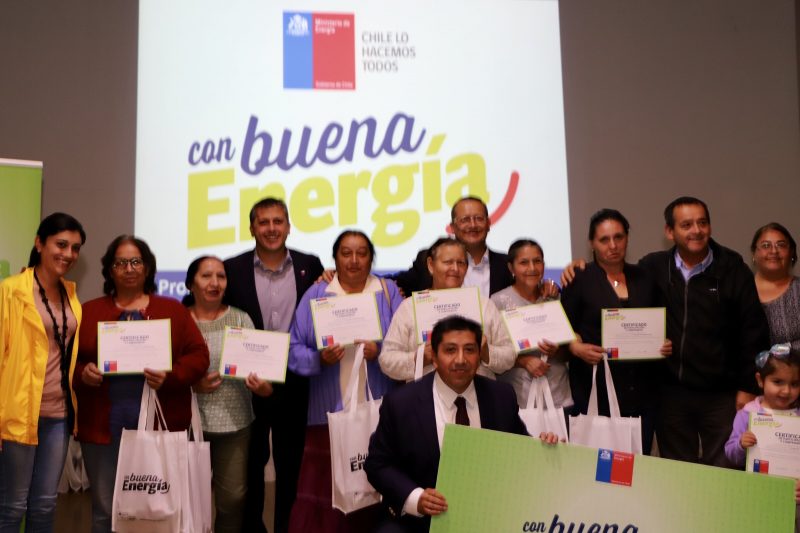 Mostazal: Intendente Masferrer junto al Seremi de Energía y Alcalde Medel entregaron kits de eficiencia energética a 300 familias