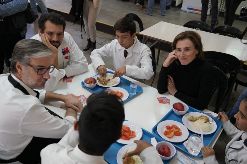 Fin de la bandeja escolar: estudiantes almorzarán en platos como en sus casas