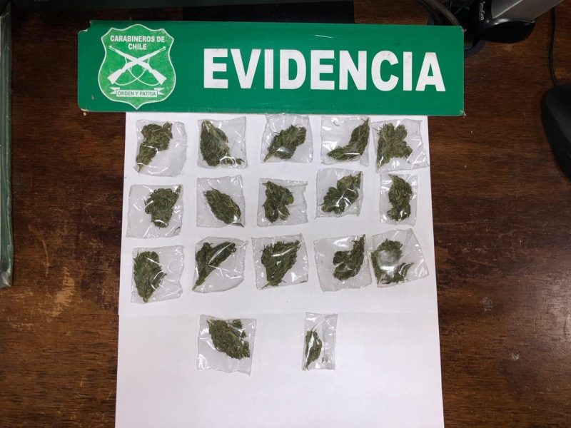 Carabineros detiene a sujeto de nacionalidad peruana vendiendo drogas en Machali.