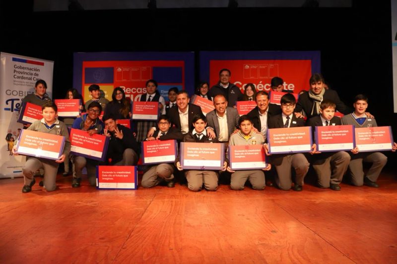 Pichilemu: Gobierno entregó computadores a 176 alumnos de 7° básico