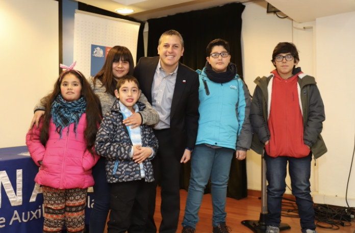 Machalí: Intendente Masferrer entregó audífonos a pequeños con problemas de audición