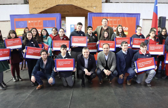 Chimbarongo: Gobierno entregó computadores a 317 estudiantes de séptimo básico