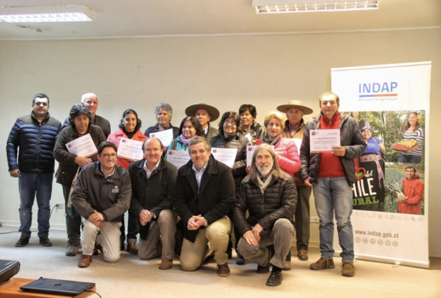 Pequeños agricultores reciben apoyo económico de Indap