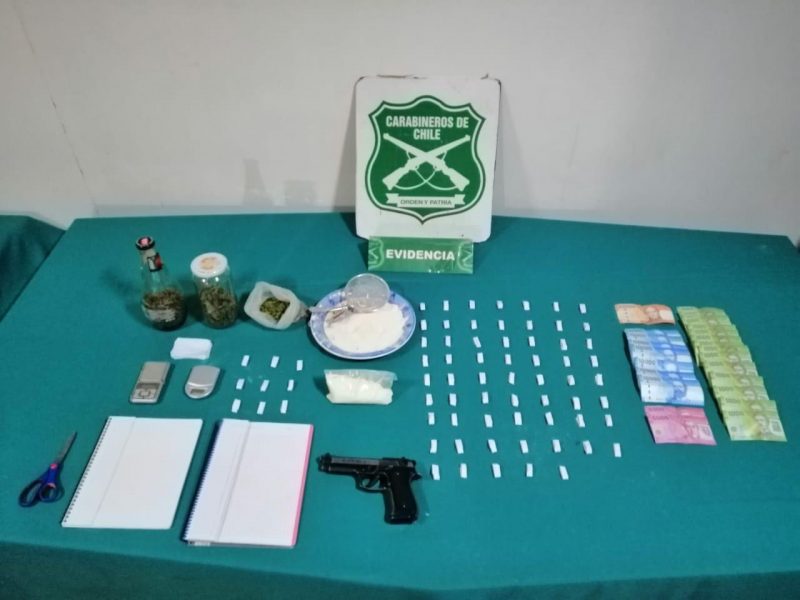 DOS SUJETOS FUERON DETENIDOS POR TRAFICAR DROGAS A CUADRAS DE UN COLEGIO EN MACHALÍ