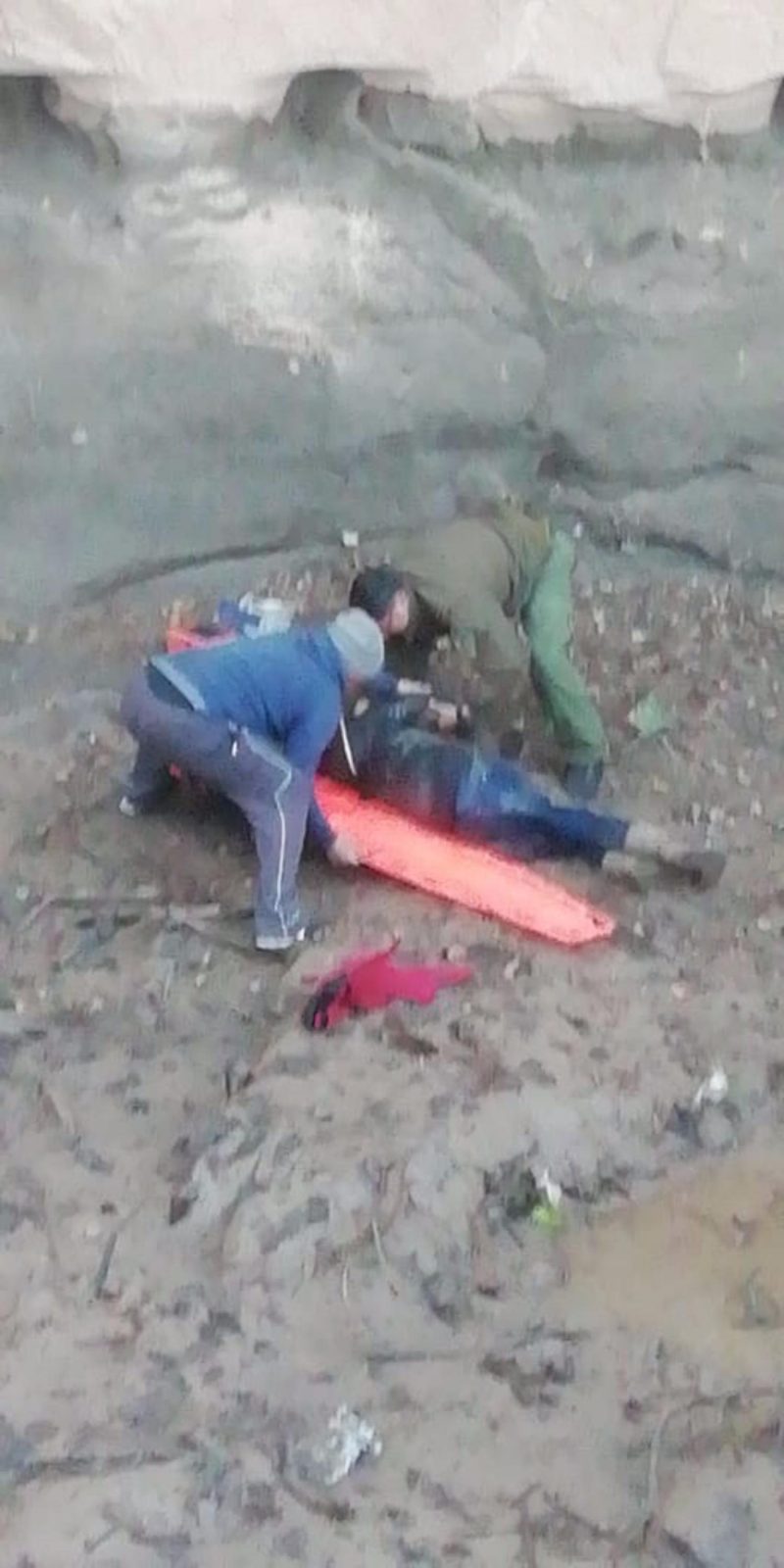 Carabineros rescata a mujer  que cae a canal del Cerro San Juan