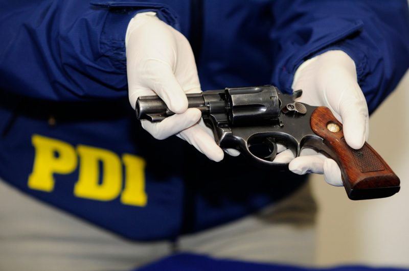 Menor de edad amenazó con arma de fuego a sicóloga que lo atendía