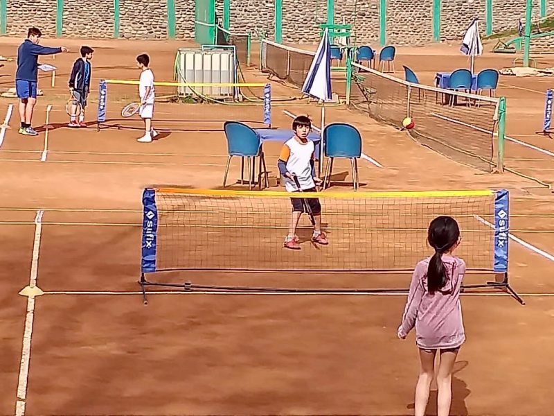 TENIS GRATUITO Y DOS ESTUDIANTES  A LA SELECCIÓN CHILENA DE VÓLEIBOL
