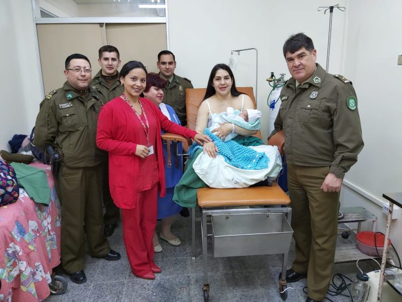 CARABINEROS ASISTE PARTO DE URGENCIA AL INTERIOR DEL VEHÍCULO POLICIAL