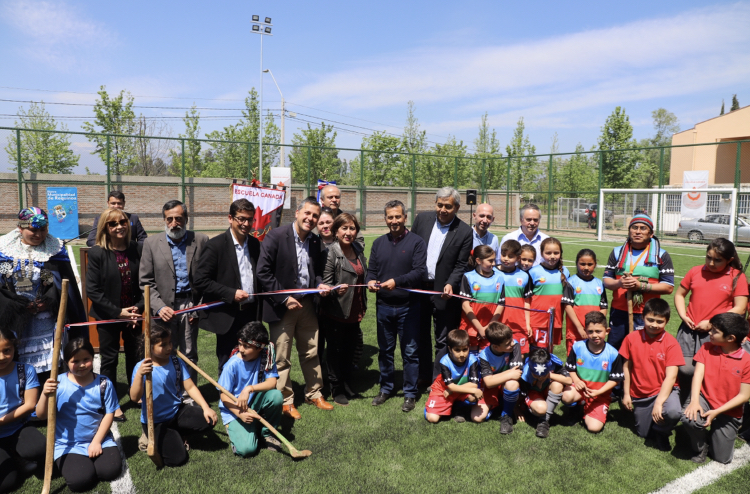Requínoa: Gobierno Regional inauguró moderna cancha de pasto sintético para escuela municipal