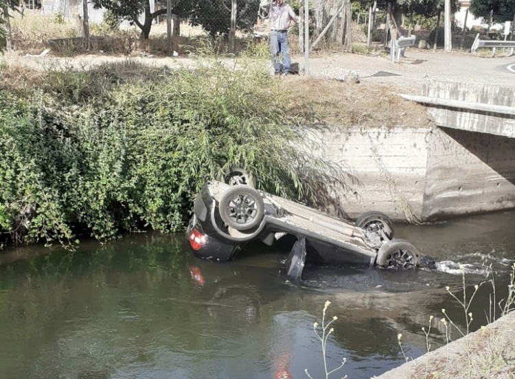 Rescatan con vida a familia cuyo auto cayó a canal de Larmahue