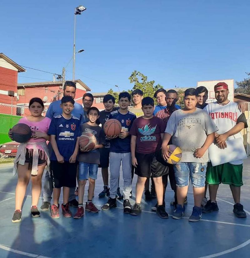 Taller de Básquetbol municipal reúne a pequeños de Población Algarrobo de Rancagua