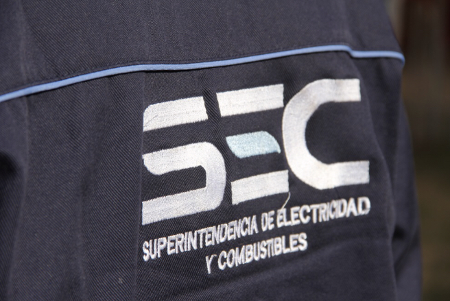 Empresas de electricidad deberán devolver lo cobrado por alzas tras congelamiento de las tarifas