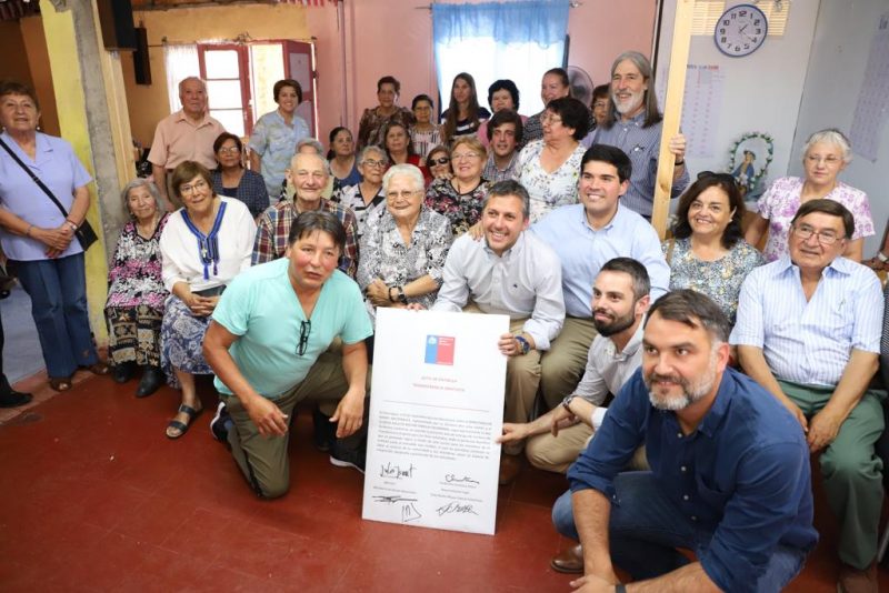 Entregan títulos de dominio a familias de Cachapoal