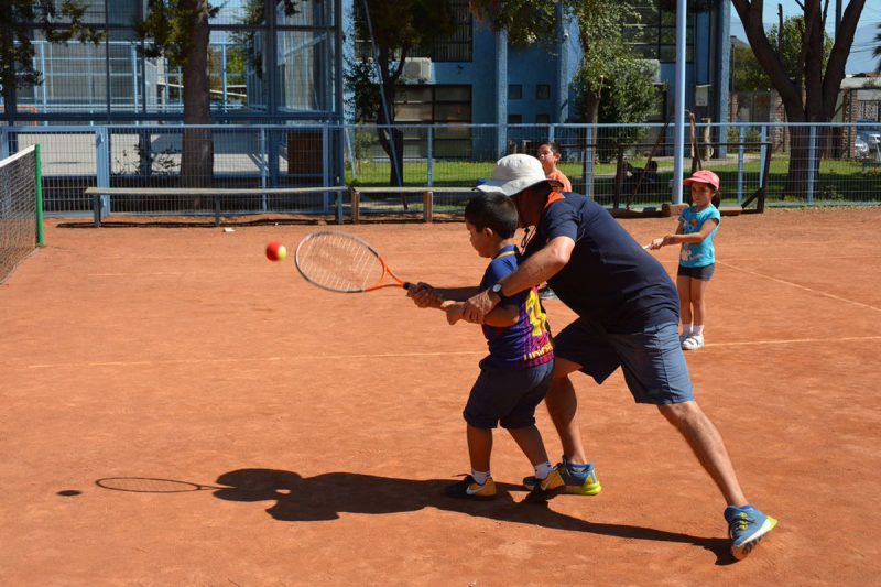 CLASES DE TENIS GRATUITAS PARA NIÑOS
