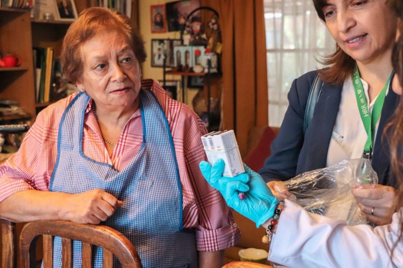 Adultos mayores recibieron por primera vez los remedios en su casa
