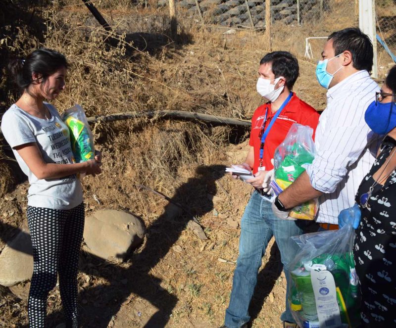 Gobernador de Cachapoal y Director de SERVIU entregaron kits de higiene a familias del campamento Los Peumos de Machalí