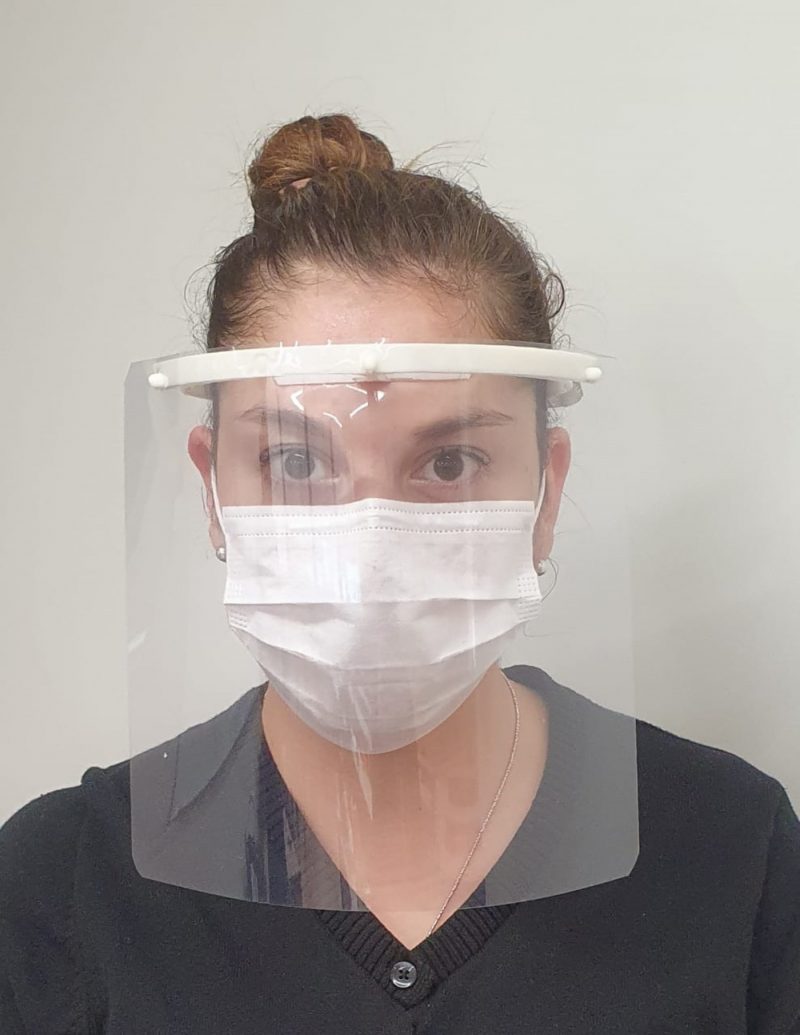 UOH fabrica pantallas de protección facial para personal de red hospitalaria regional