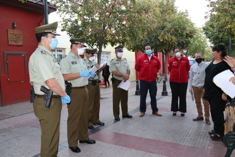 Gobernador de Cachapoal y Coordinadora de Seguridad Pública se reúnen con vecinos y locatarios del centro de Rancagua para prevenir delitos.
