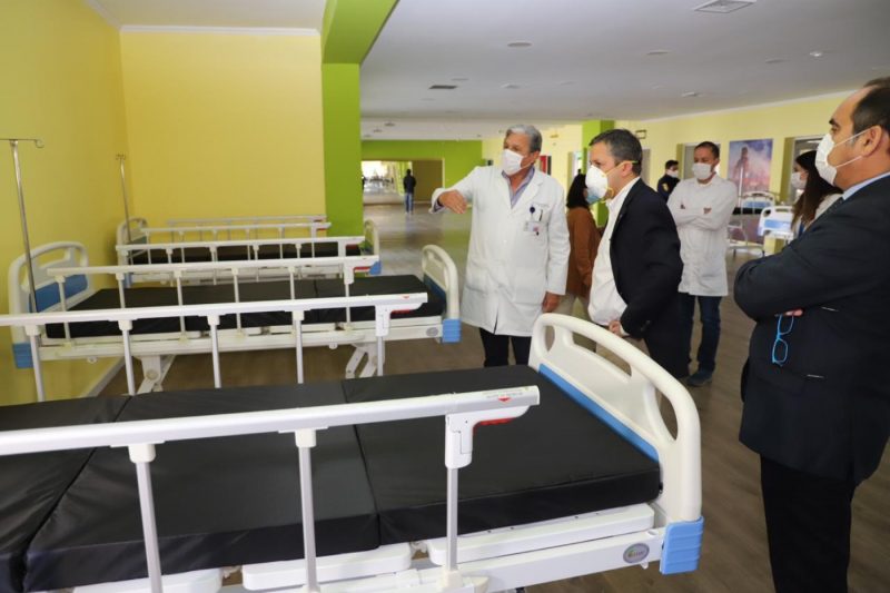Llegan primeras 50 camas a Hospital de Campaña en Polideportivo del Estadio El Teniente