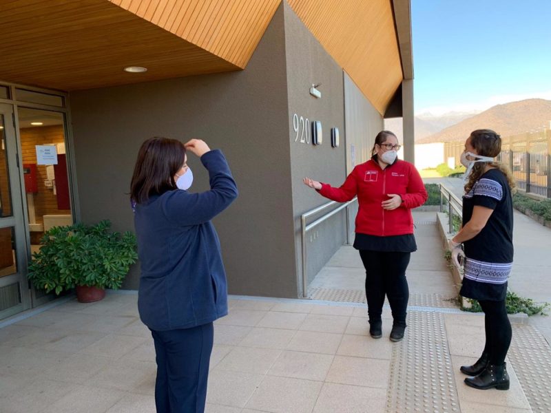 Tres establecimientos de larga estadía para adultos mayores reciben kit de aseo y alimentos no perecibles tras alianza de Senama OHiggins y Cámara Chilena de la Construcción