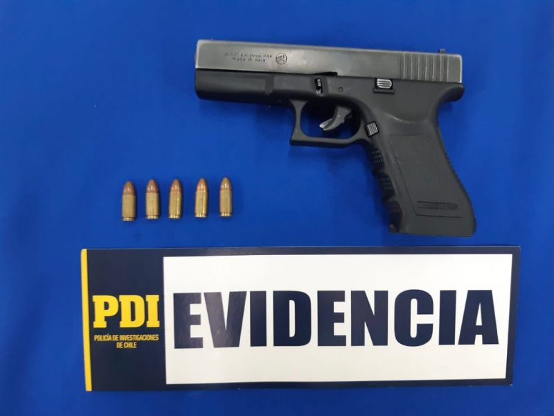 Trabajador de local de comida rápida portaba arma y es denunciado por clientes