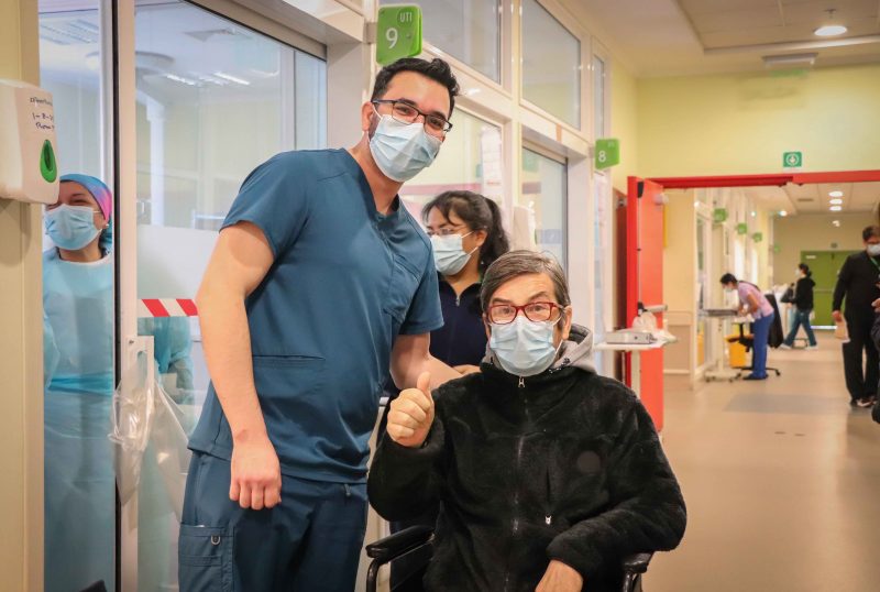 Paciente #Covid vuelve al Hospital a agradecer al personal de Salud que le salvaron su vida