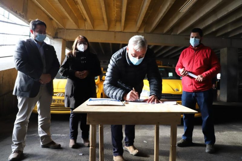Firman proyecto para sala de descanso de colectiveros rurales de la región