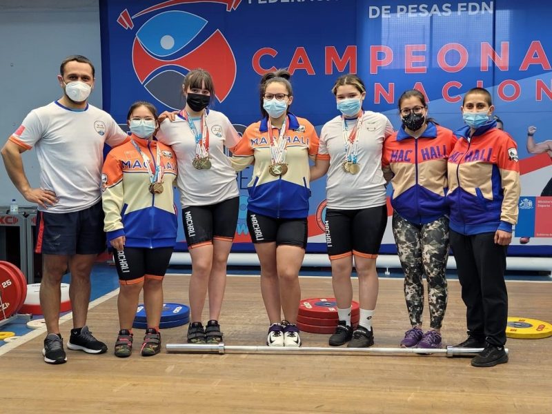 Jóvenes deportistas machalinos obtienen medalla en campeonato nacional de halterofilia