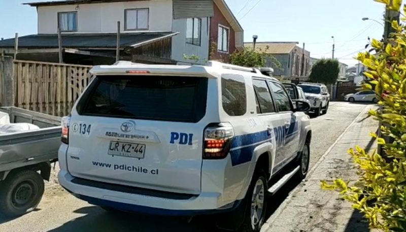 Joven habría muerto electrocutado al tocar guitarra eléctrica tras salir de la piscina