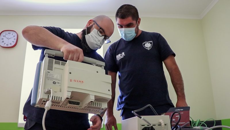 Hospital Regional dona monitor cardíaco a Bomberos de Rancagua