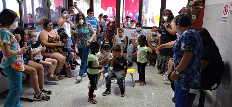 Niños y usuarios de Salud Machalí de Coya celebran la Navidad