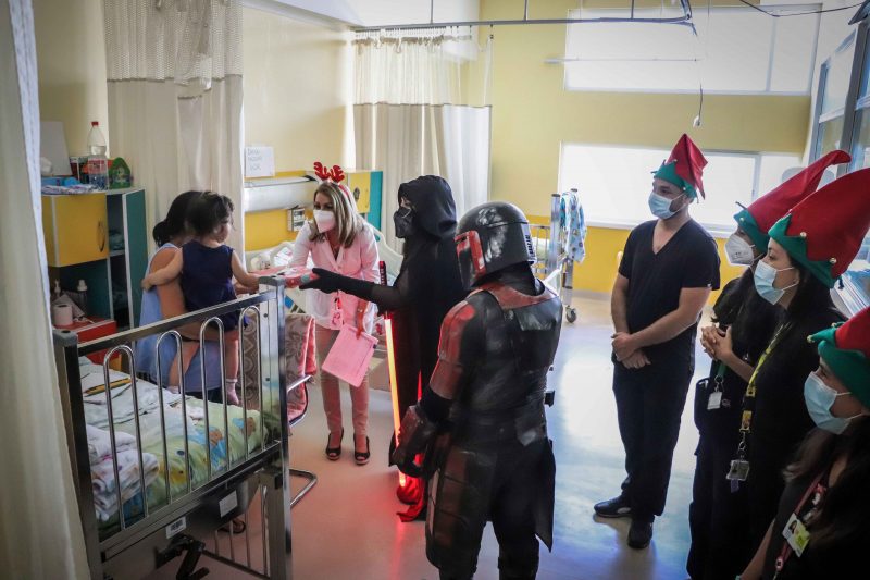 Pequeños de Pediatría del Hospital Regional recibieron regalos navideños