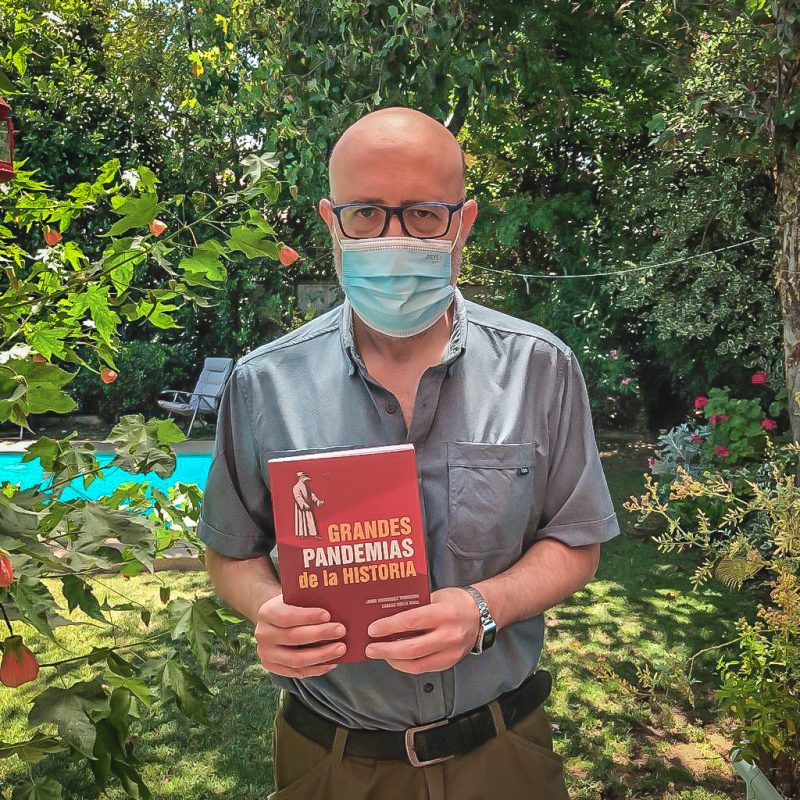 Médico del Hospital Regional publica libro “Grandes pandemias de la historia”