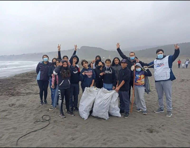 Jóvenes de Paredones e INJUV realizaron limpieza del borde costero de la playa Bucalemu