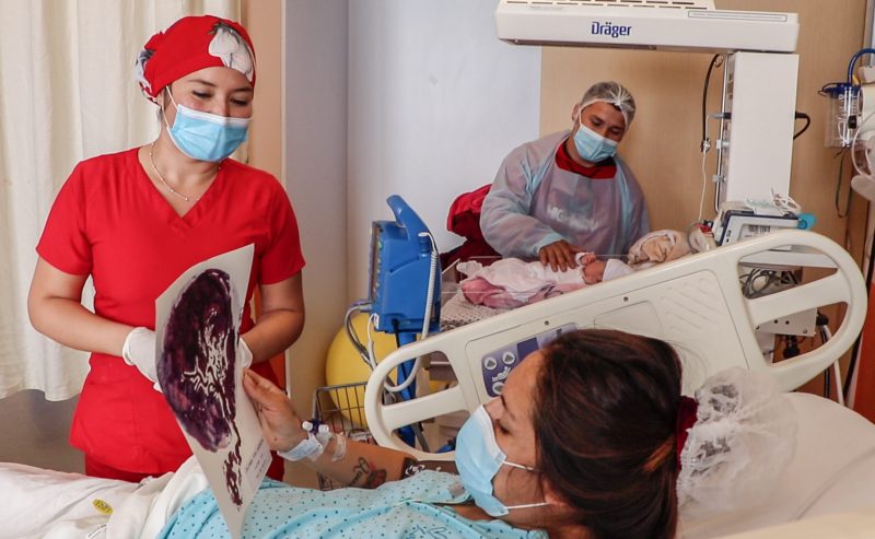 Mamás reciben la impresión de sus placentas como recuerdo de su embarazo en el Hospital Regional