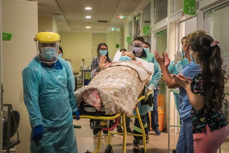 Mujer de 70 años recibe el alta tras permanecer dos meses por COVID-19 en la UCI