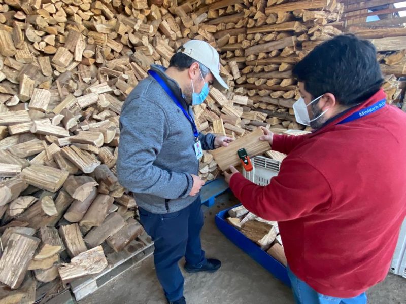 Refuerzan llamado a utilizar leña seca en hogares y preferir lugares de venta con el sello de Calidad de Leña