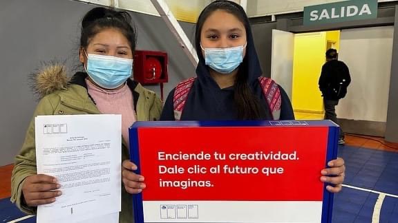 Alumnos de 7° de colegios municipales y subvencionados de Machalí reciben notebook